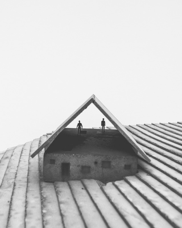 雪の中の二軒